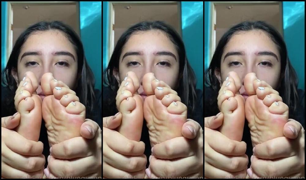 Goddess Angela Aka Goddessangelamx Onlyfans Smelling Socks Stinky Feet Tip If You Want To Smell Too