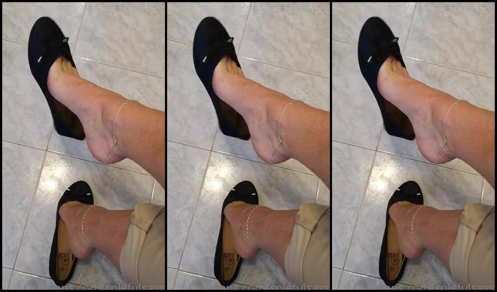 Solefulsassy Onlyfans Request At For Dangle In My Sweaty Flats Mmmm Thats Tempting You