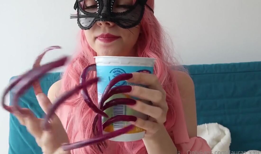 Lalalaura Nicknamed Lauras Kingdom 07 05 2022 Onlyfans Video Christinas Finger Food How Does Christina Eat Her Food With Her Perfect Long Nails Of Course