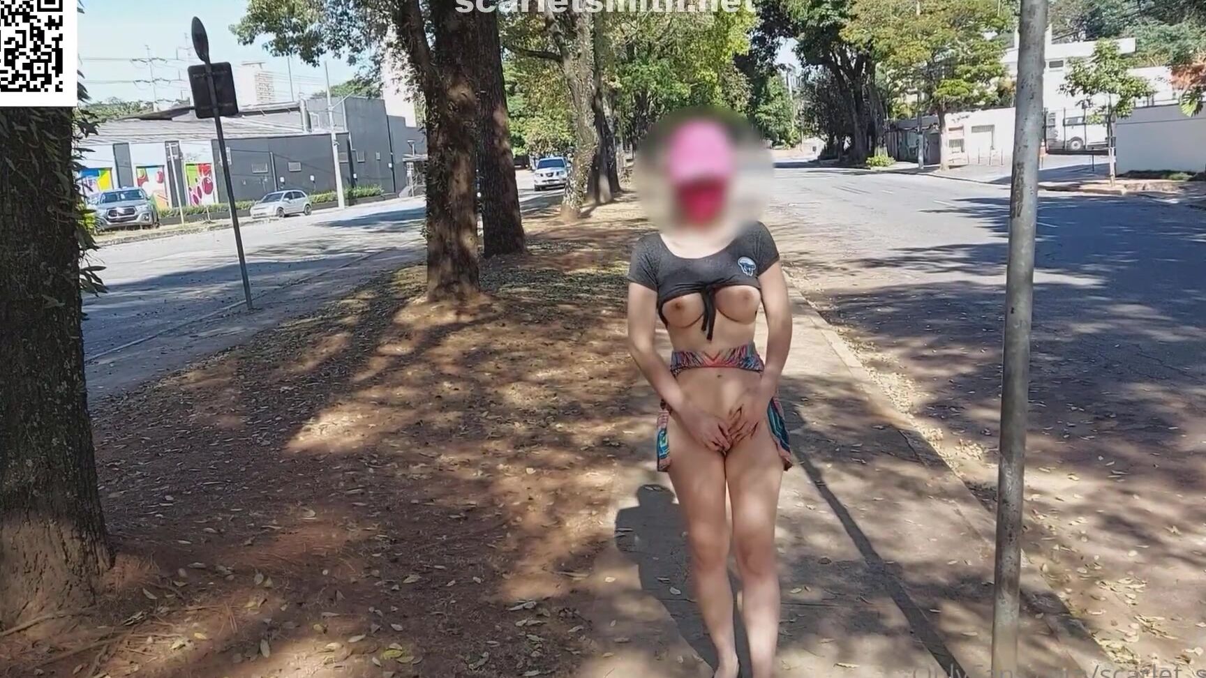 Scarlet Smith Nopanties Upskirt Pussy Sextoy