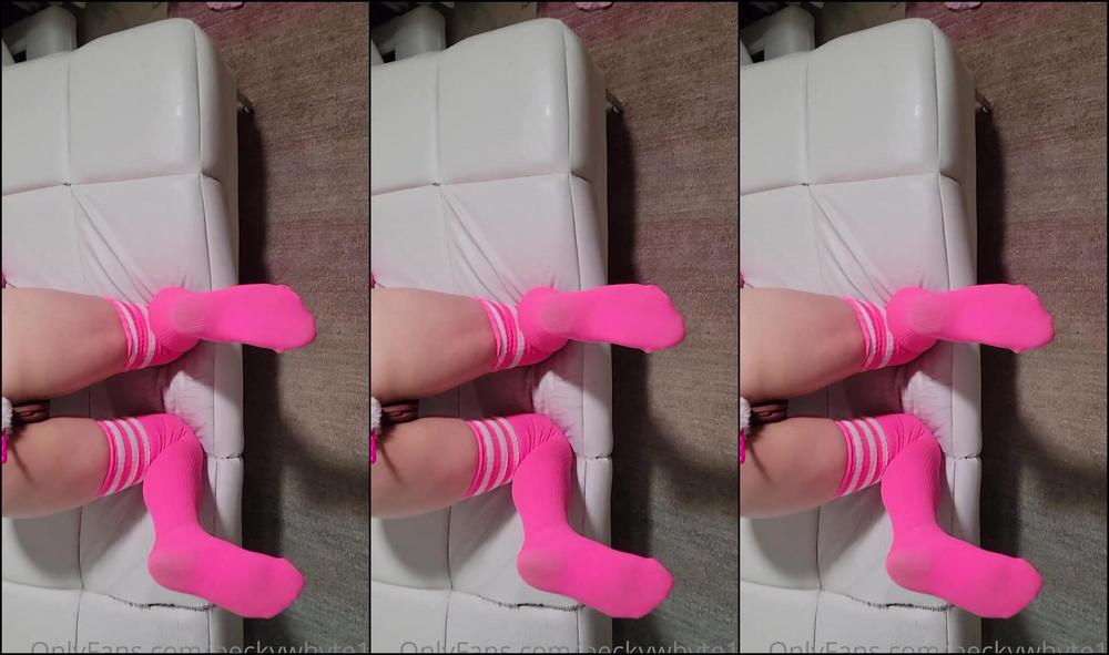 beckywhyte15-15-05-2021-2110208275-working-out-both-holes