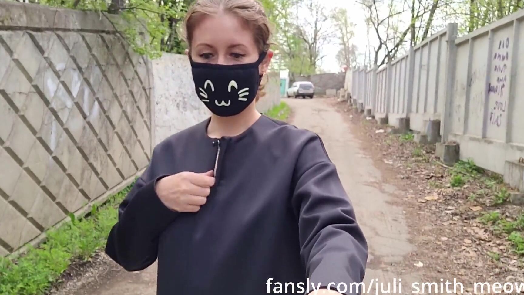 Juli Smith Meow Сексуальная девушка идет в прозрачном кружевном платье Pornhub