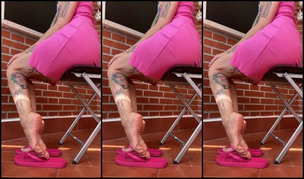 Solesmad Fetish Queen Aka Solesmadvip Onlyfans Making You Happy And Horny It S Been A While Since The Last Time Teased You On Flip Flops Maki