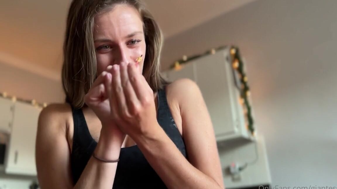 Giantess Tara Nicknamed Giantesstara 12 20 2022 Onlyfans Video I Love The Holidays Especially When I Get Special Items In The Mail Happy Tiny