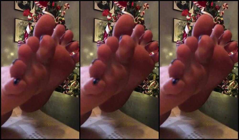 Caroline Aka Feetsiecakes Onlyfans Toes Tease In Front Of The Christmas Tree