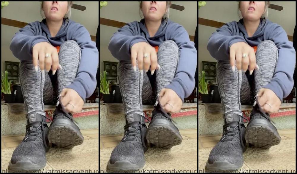 Adventuretoeskat Nicknamed Missadventuretoeskat Onlyfans I Know You Want To Watch Me Take These Sweaty Gym Socks Shoes Off One Lucky Footboy Will Get Si