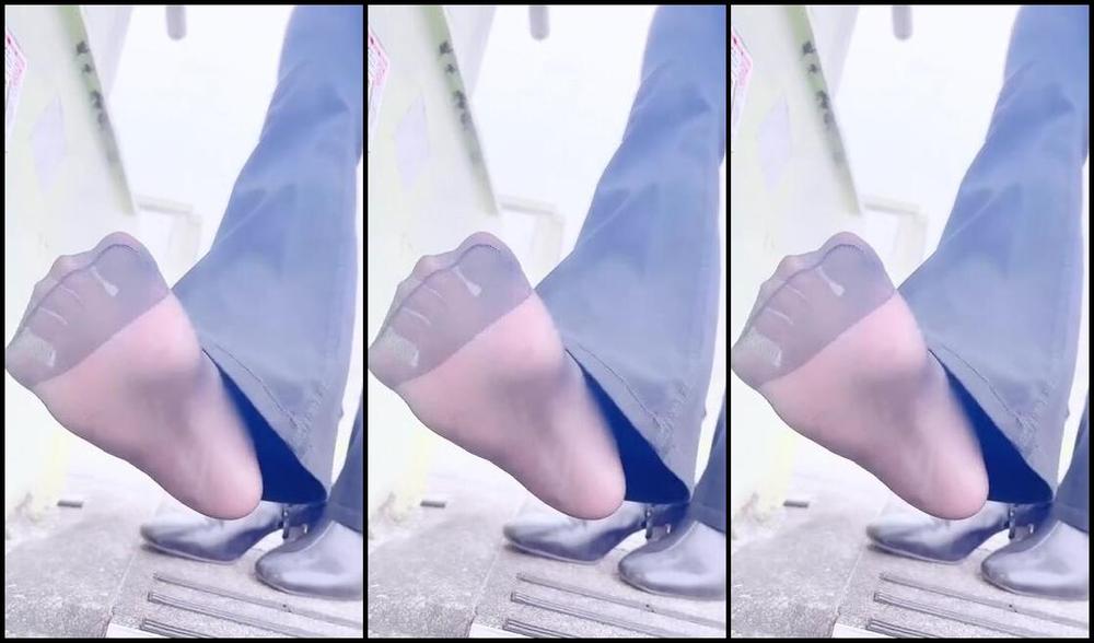 Miichannel R Nicknamed Miichannel R 04 10 2025 Onlyfans Video Soles Of The Feet While Out And About