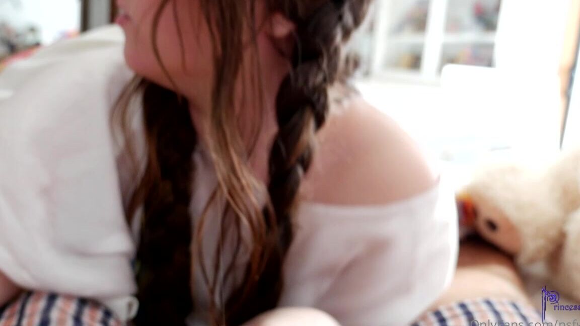 nsfwleia-15-11-2020-1262115250-he-woke-up-to-my-lips-sliding-up-and-down-his-cock-this-is-what-a-cumshot-straight-down-m