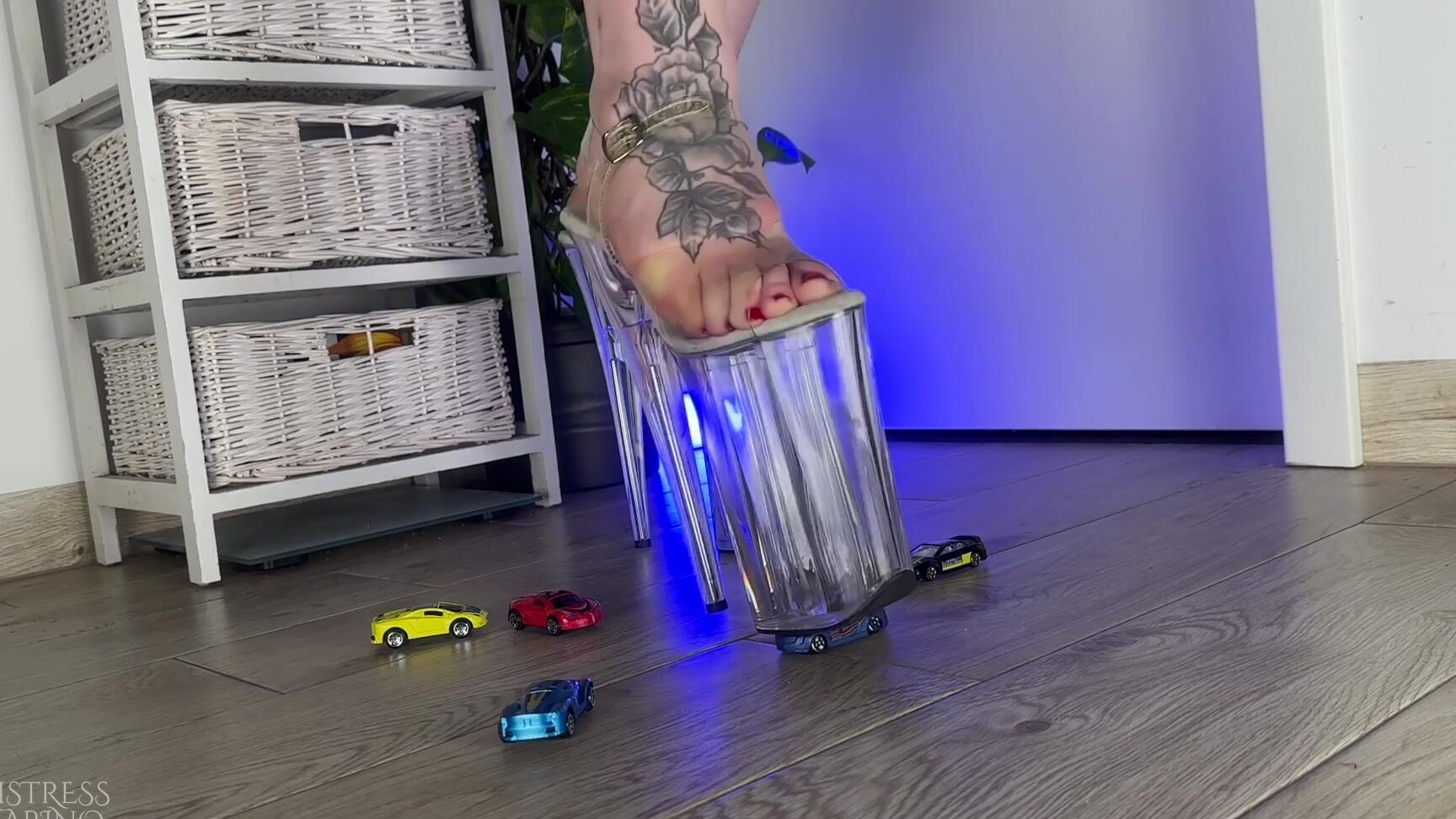 Mistresskarino Giantess Will Crush You In Your Car