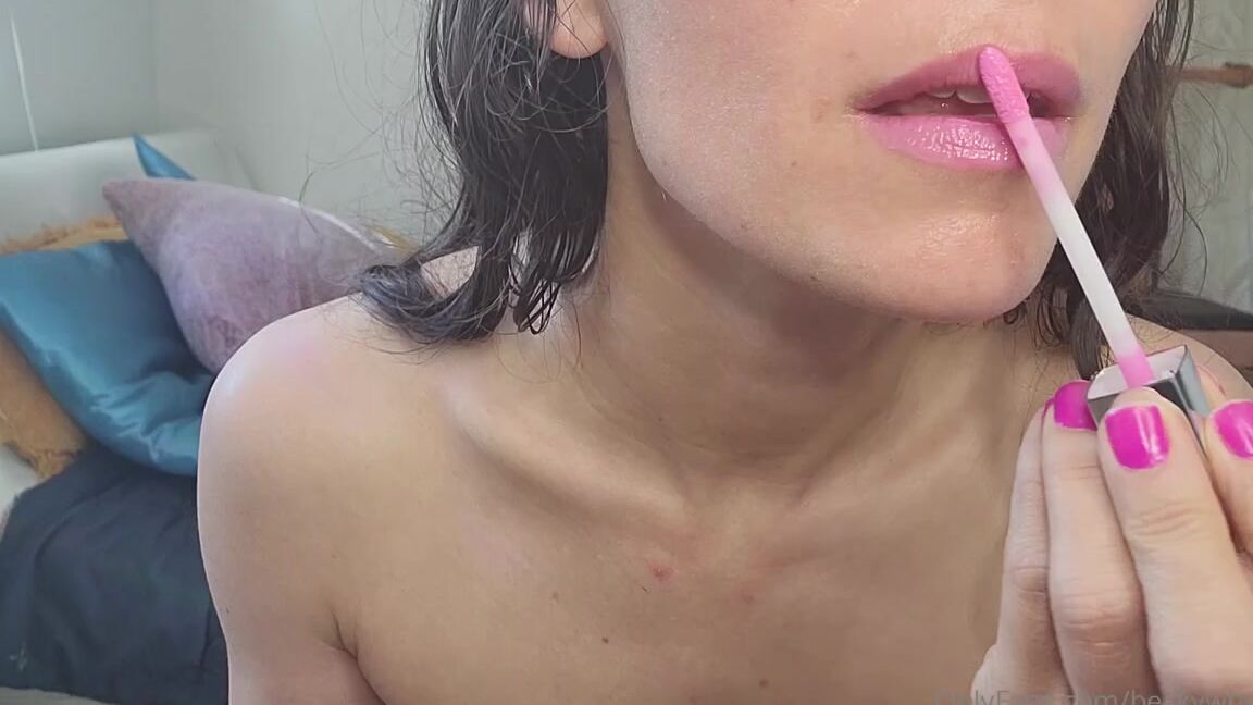 Beckywhyte Nicknamed Beckywhyte15 04 29 2021 Onlyfans Video Preparing For My Morning Throat Routine