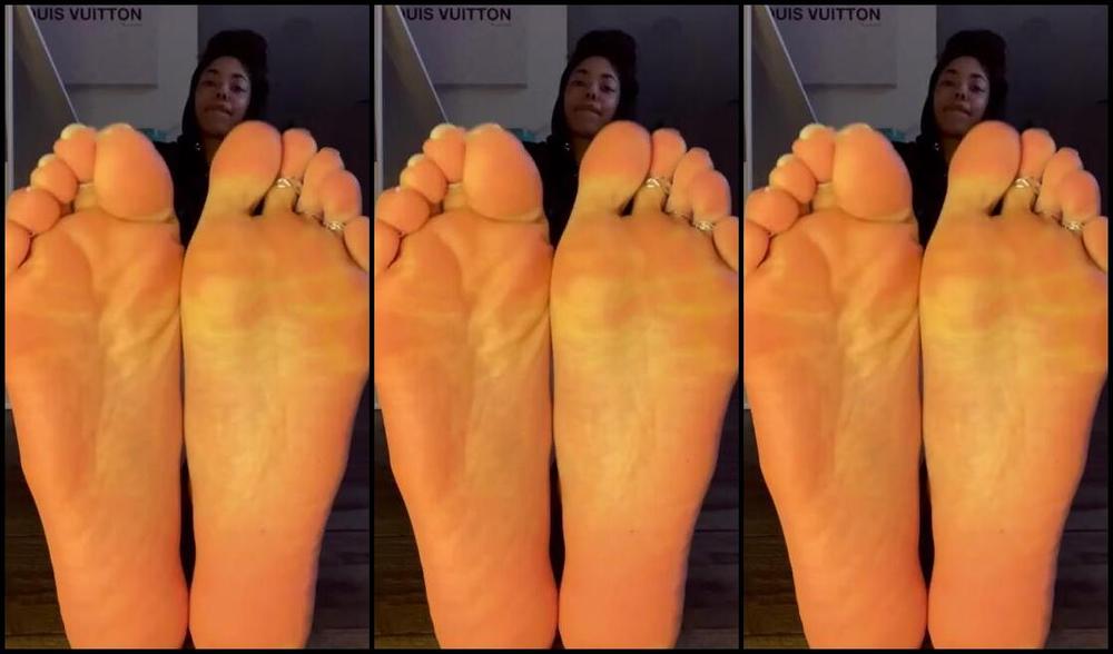 Bookiiie Nicknamed Lookmeupbookiiie Onlyfans Cheesy Looking Feet 4