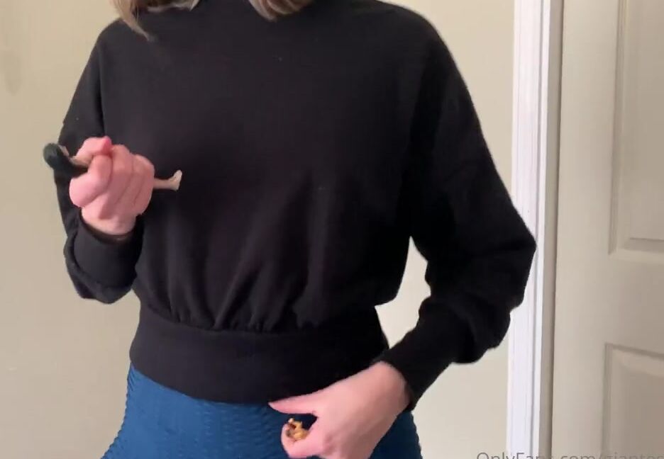 Giantess Tara Nicknamed Giantesstara 05 12 2021 Onlyfans Video Happy Hump Day Caught These Two Messing Around Once Again So Naturally I Had To