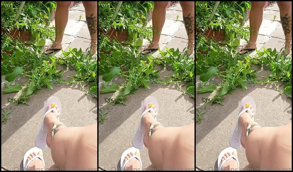 Solefulsassy Onlyfans A Spot Of Weeding With Madsoles 1 Well Im Just Watching And Dangling