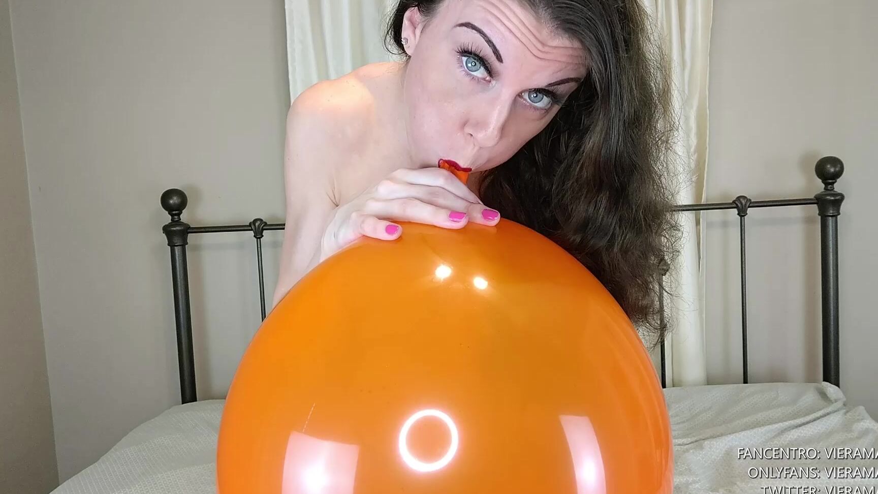 Vieramayxxx Sexy Girl Blowing Up Balloons