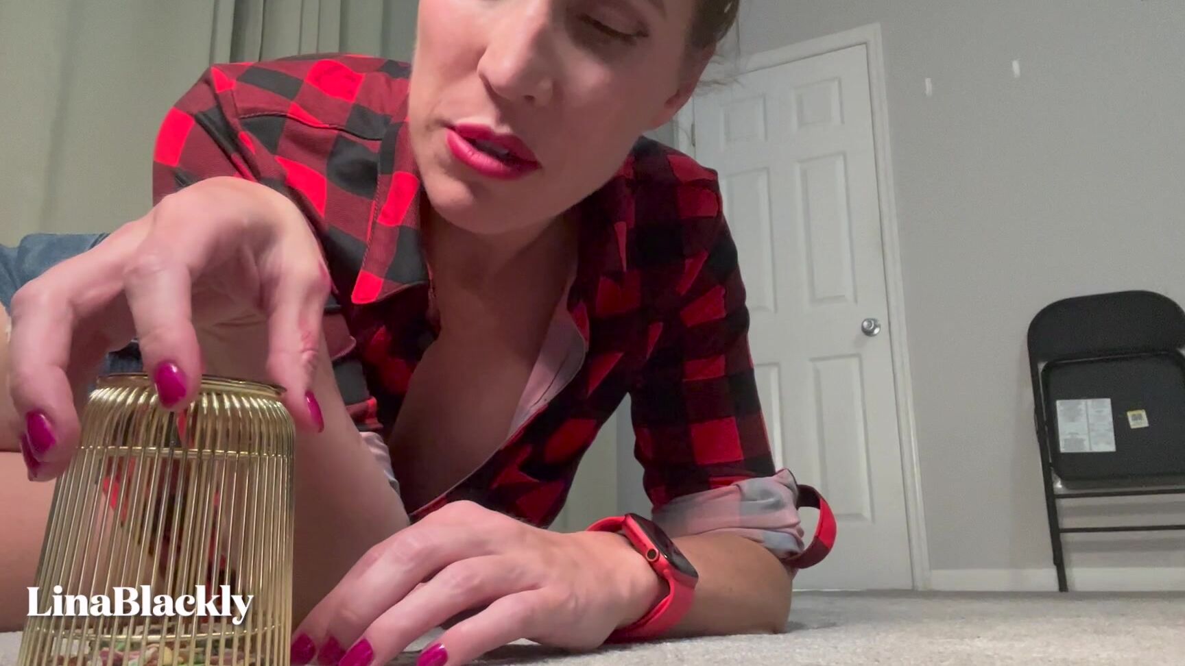 "LinaBlackly" eating, giantess, giants, littlepeople, mouthfetish No Prisoners for Giantess She Eats Them manyvids