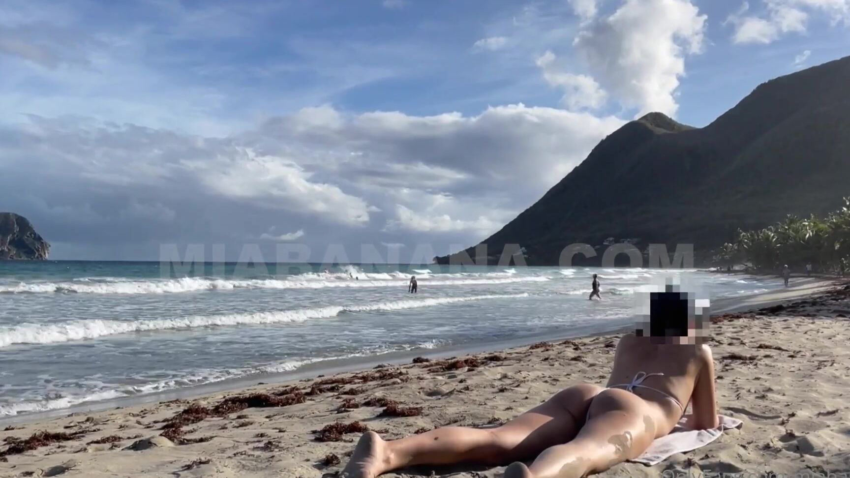 Miabanana Vid O Cadeau Je Me Balade En Micro Short Avant D Aller En Micro Bikin