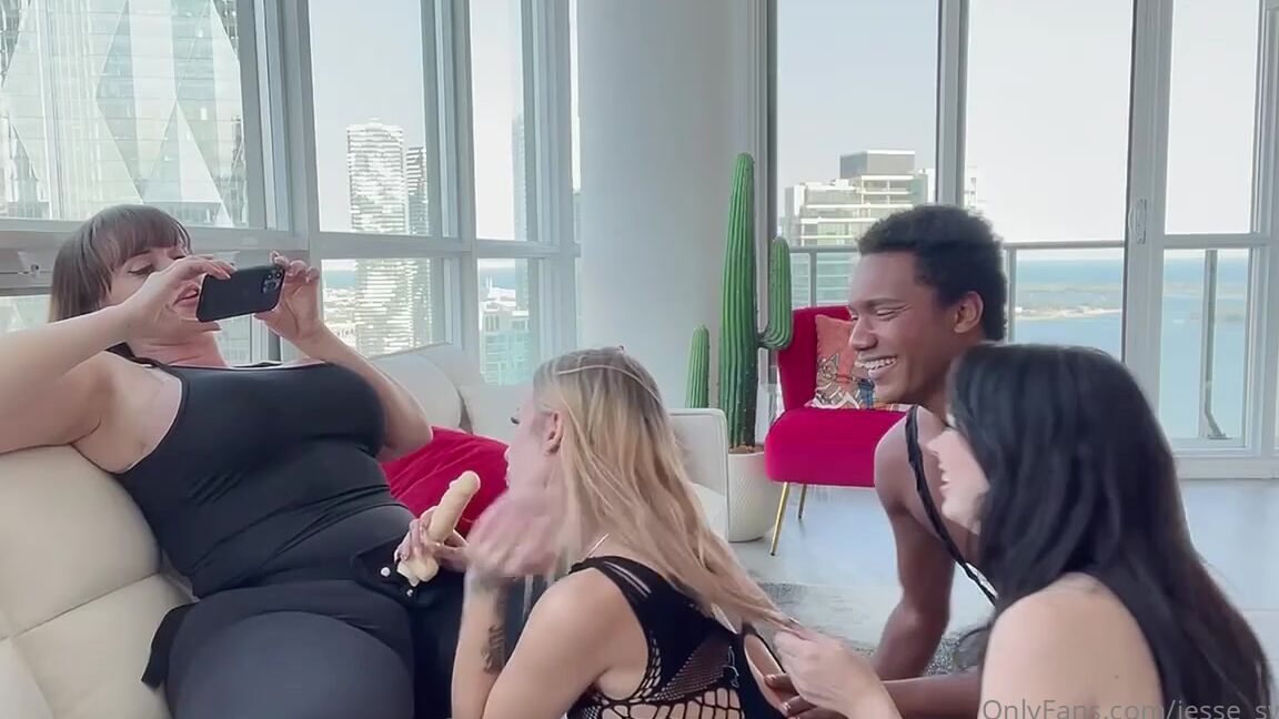 Jesse Switch 3030128229 11 19 2023 They Re Like Little Baby Birds Waiting For Mama To Put Something In Their Mouth Do