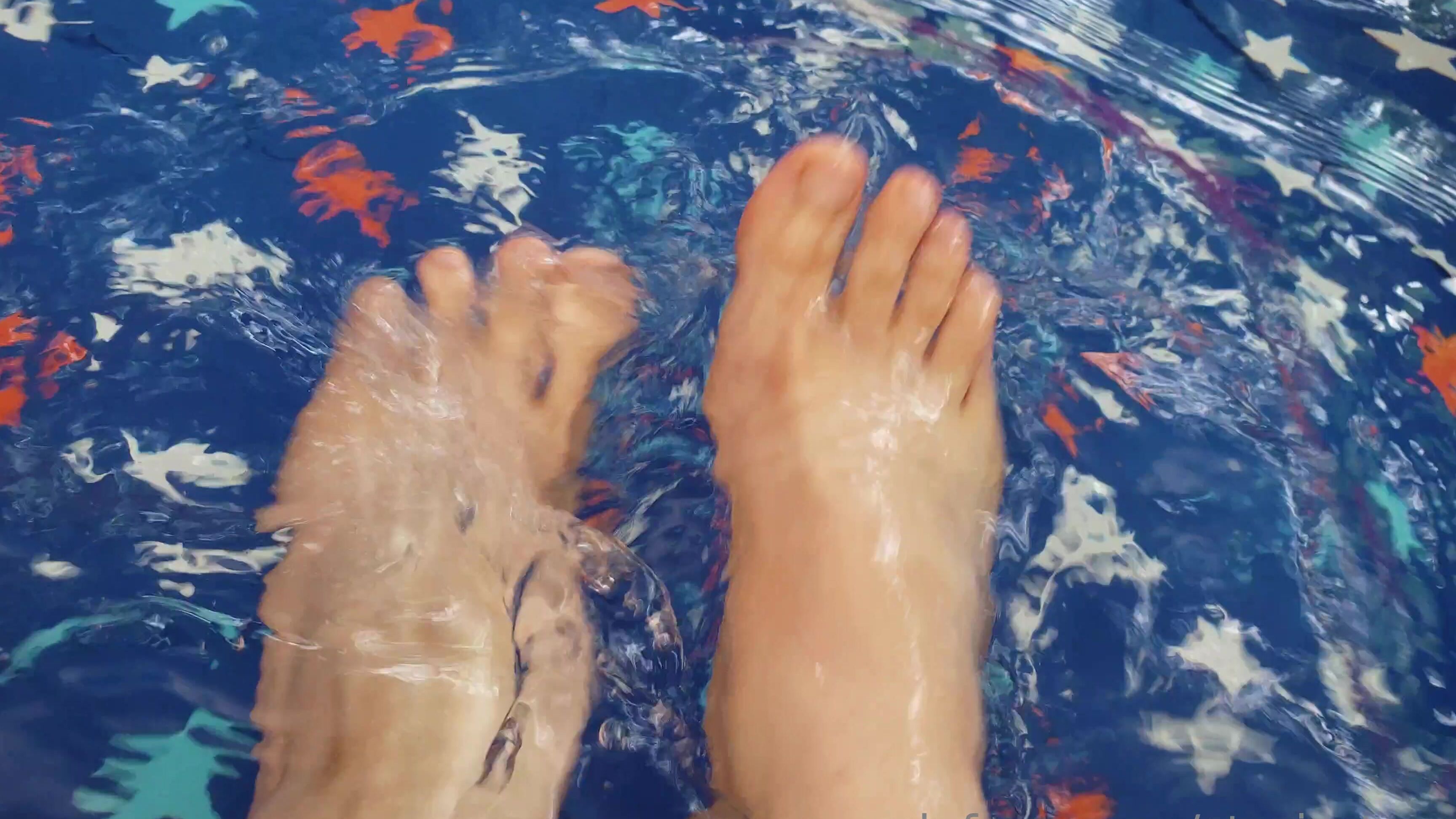 starisstarving-07-06-2019-36258130-4k-tootsies-splashing-in-my-kiddie-pool