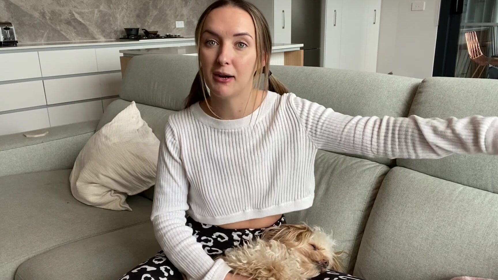 littleeviejones-24-09-2020-945948426-q-a-3-questions-in-this-vid-1.-biggest-turn-on-from-a-guy-2.-tell-us-about-a-sex-dream-