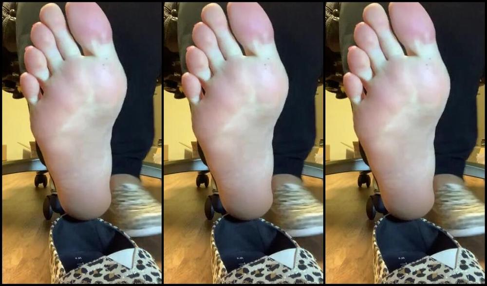 Natasha Aka Vibez3 Onlyfans Watch Me Air Out My Sweaty Feet Fresh Out Of My Toms While You Sit Under My Desk Sniffing Worshipi