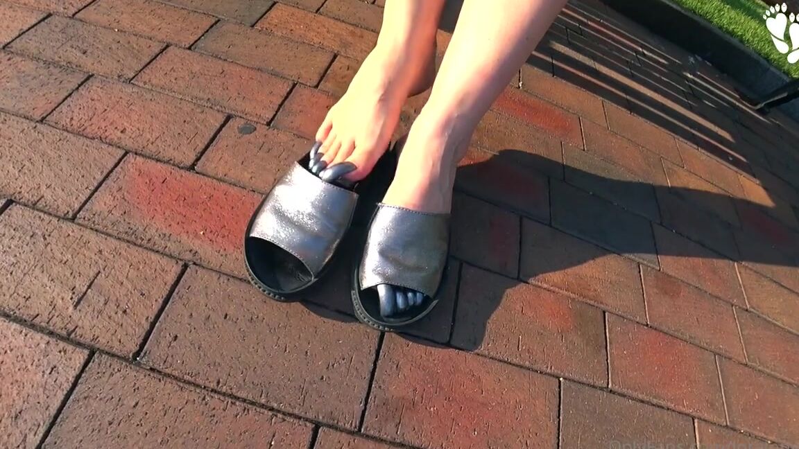 Lora Long Nails Nicknamed Loralongnails Onlyfans Short Version Summer 2021 Long Toenails Walking