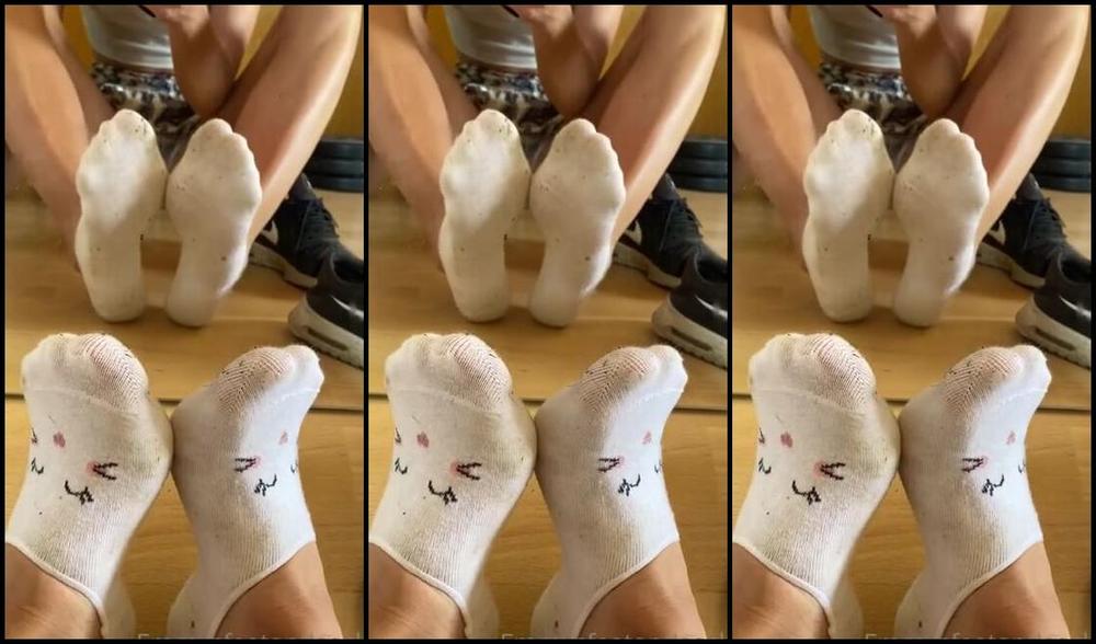 Emmysfeetandsocks Aka Emmyfeetandsocks Onlyfans After Gardening All Day Very Sweaty And Smelly Like My New Nail Polishp