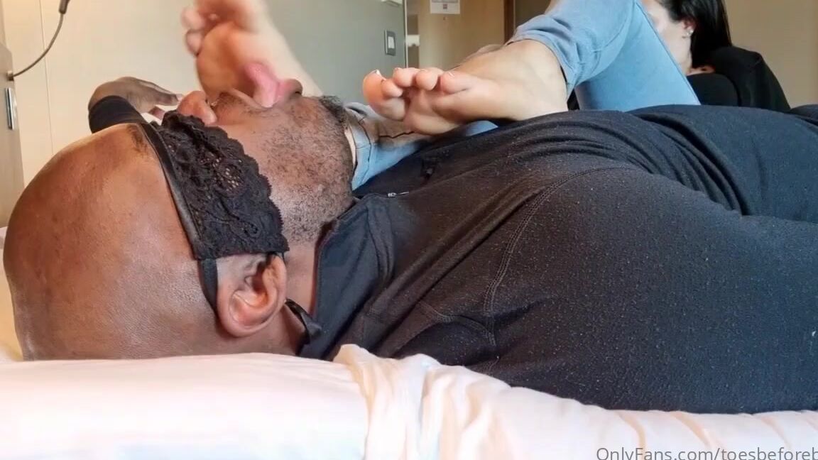 Toesbeforebros Onlyfans Lananoccioli Is Living That Queen Life Checking In With Her Friends Whilst Im Licking Her