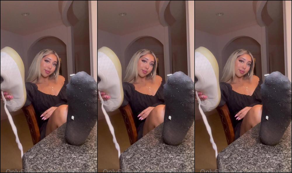 Itsgoddesslana I Ve Been Wearing These Sneakers All Day Are You Wondering What My Feet Smell Like Babe