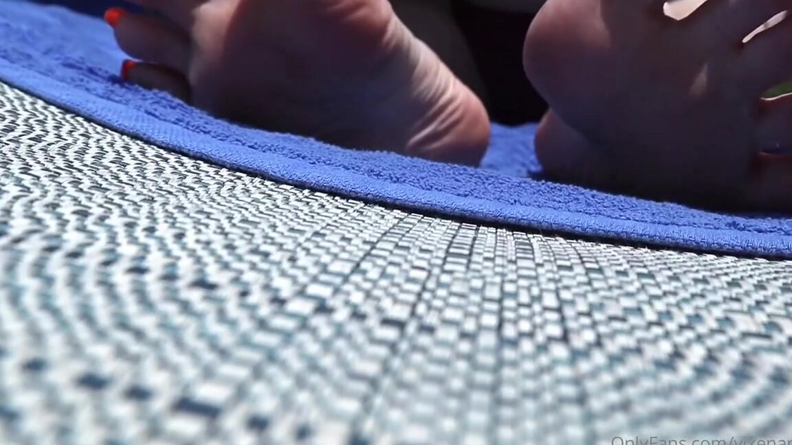 Vixenarches Onlyfans Poolside With My Canon