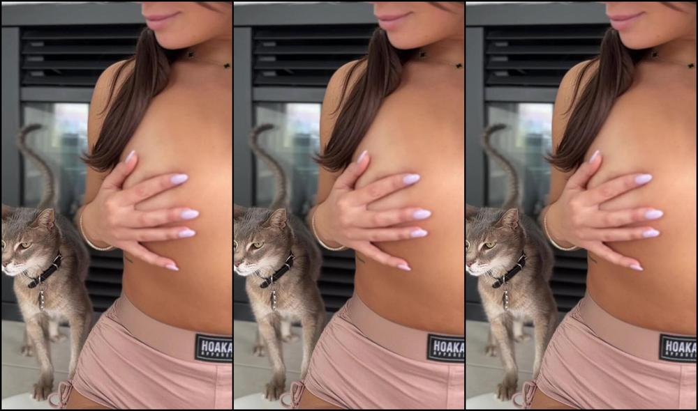 Belllexox 3267954899 04 12 2024 I Think That My Cat Is Really Happy The See Me Naked And You