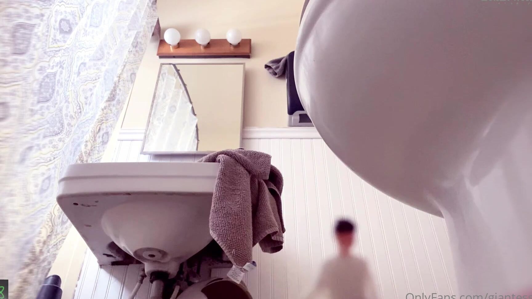 Giantessclips Unaware Giantess Shower And Lotion Starring Queen Mother Soles Qsladygiant For More Q