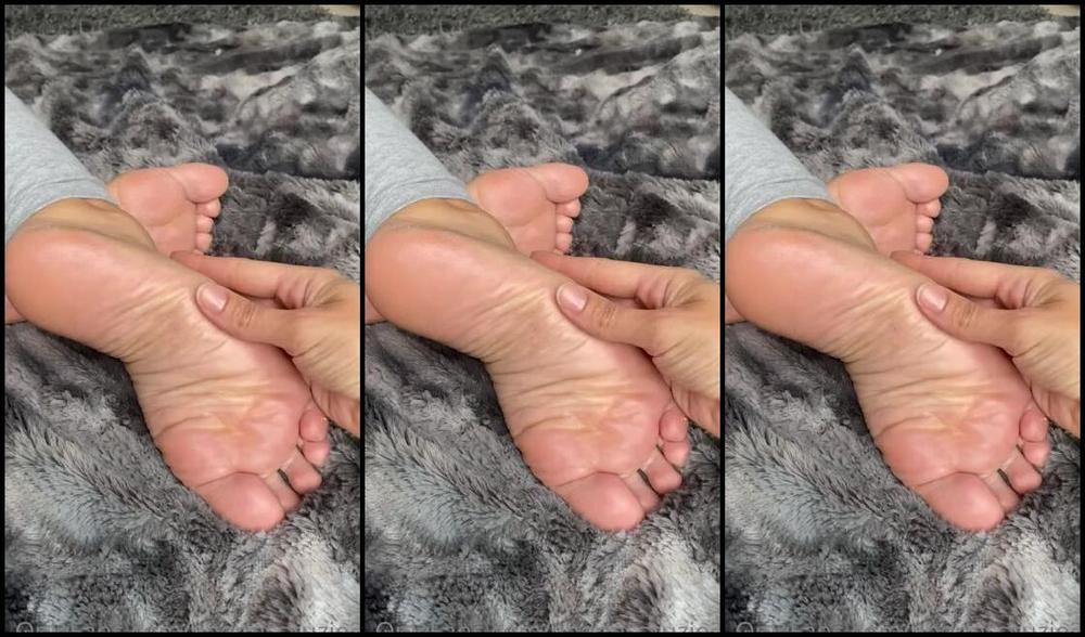 Goddesssuzie26 Onlyfans My Feet Are Dirty Sticky And Fluffy From Work Today Form An Orderly Queue To Clean Them With You 3