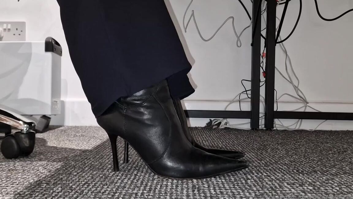 Kats Worn Heels Nicknamed Katswornheels Onlyfans Your View As You Lie Under My Desk Watching Me In My Boots