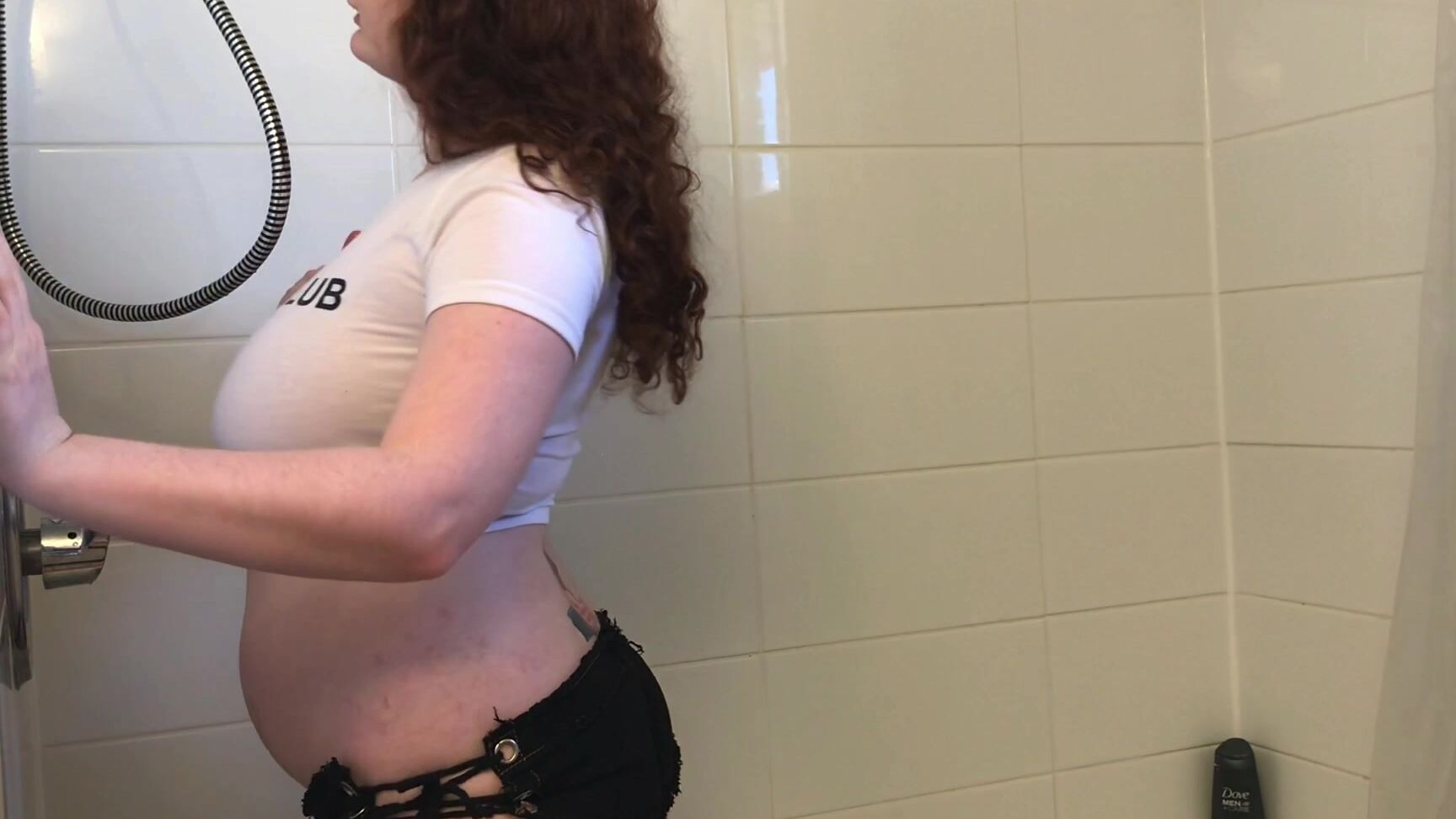 Thattrixiegirl Redhead Milf Takes Shower In Clothes