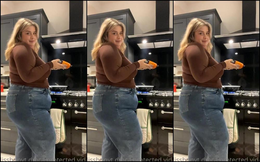 Alissbonyt 2649193101 10 21 2022 What Are You All Doing Tonight I M Making Curry