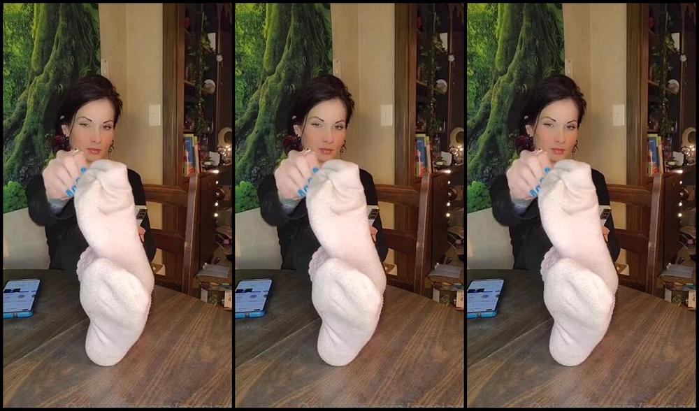 Mssjada Nicknamed Mssjada Onlyfans Stripping Off My Socks Before Bed Ive Been Wearing These For Like 4 Days The Guy Thats Going