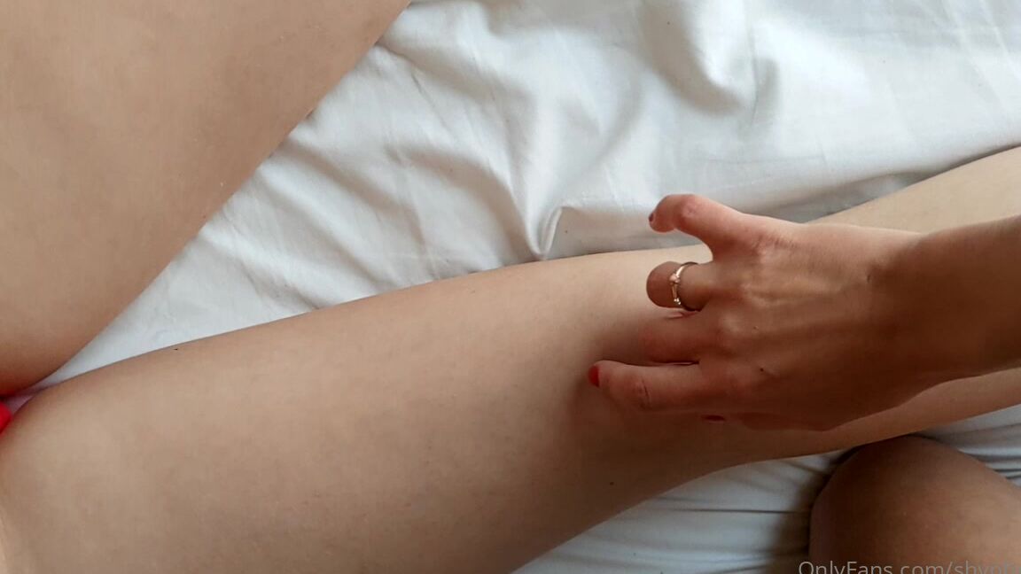 shyphoebe-05-11-2021-2265885334-yup-she-slipped-her-finger-in-there-with-amazing-leovina