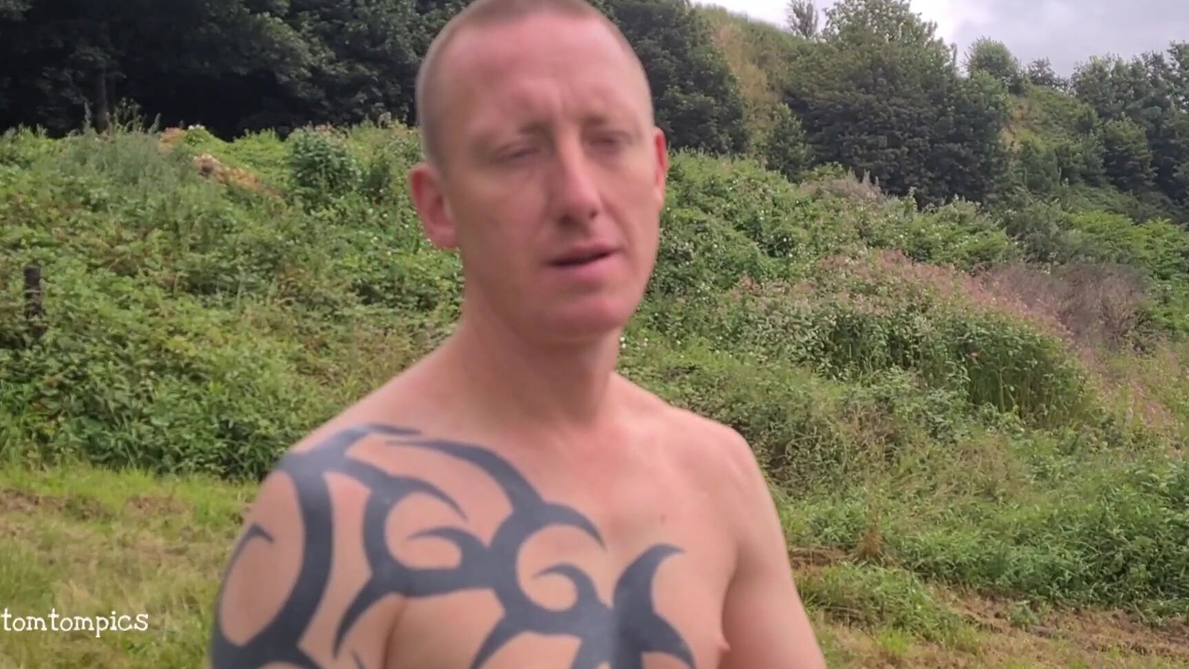 Tomtompics Outdoors By The River Mins