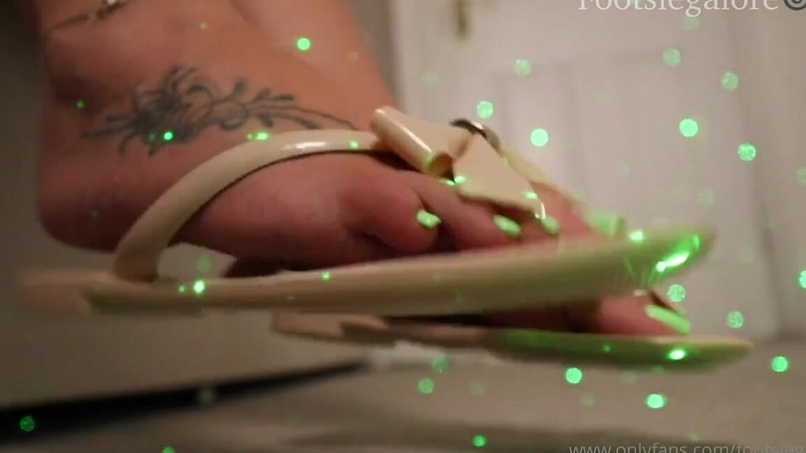 Footsiegalore Onlyfans It S Giving Tipsy New Year S Eve House Party Let Me Dangle These Off My Pretty Feet And Tempt You