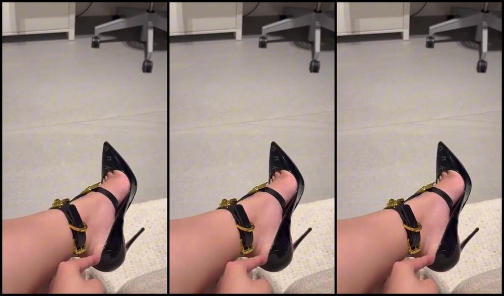 Sweet Pinnk1 Onlyfans Look How Red My Feet Are Inside These Pumps Olha Como Meus Pezinhos Esto Vermelhinhos