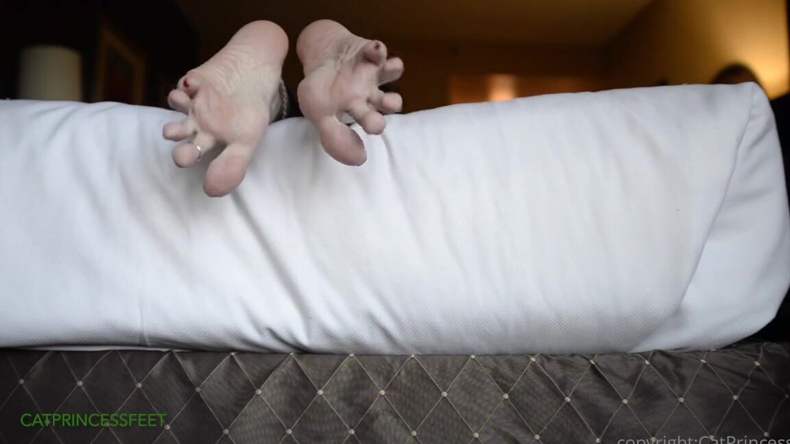 Catprincessfeet Onlyfans Leggings And Barefeet Hungarian Milf Invites You To Her Room Part 5 Red Toes Foot Fetish She Lo