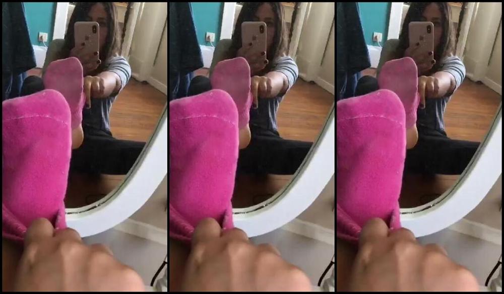 Gia S Feet Nicknamed Footsiebab 10 15 2023 Onlyfans Video Taking My Pretty Sock Off And Teasing You In Front Of The Mirror