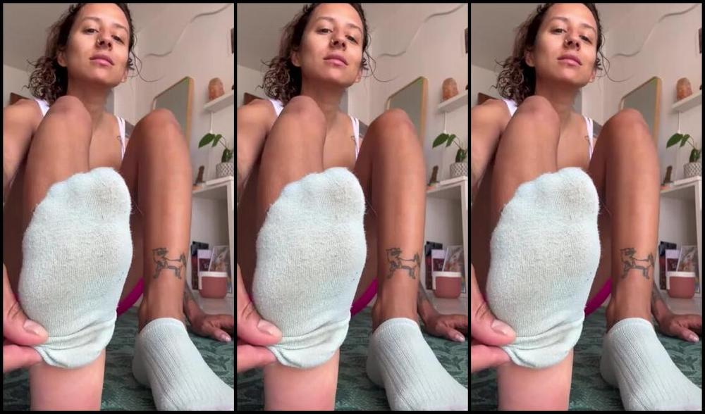 Goddess Emma Nicknamed Emsprettytoes Onlyfans Sweaty Stinky Socks And Feet Im So Sweaty From Training And Is The Perfect Time