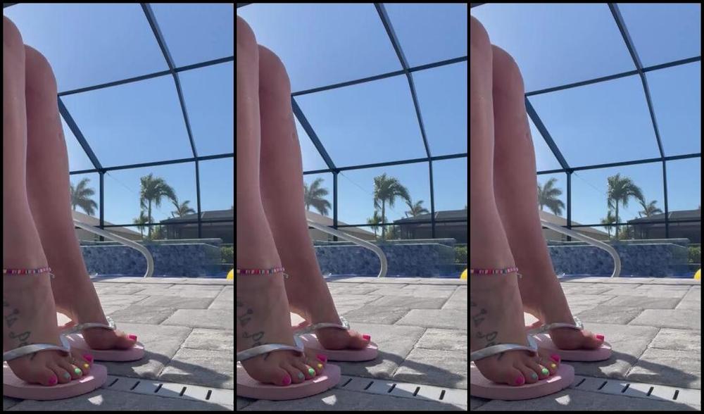 Adventuretoeskat Nicknamed Missadventuretoeskat Onlyfans You Belong On Your Knees Kiss Kiss