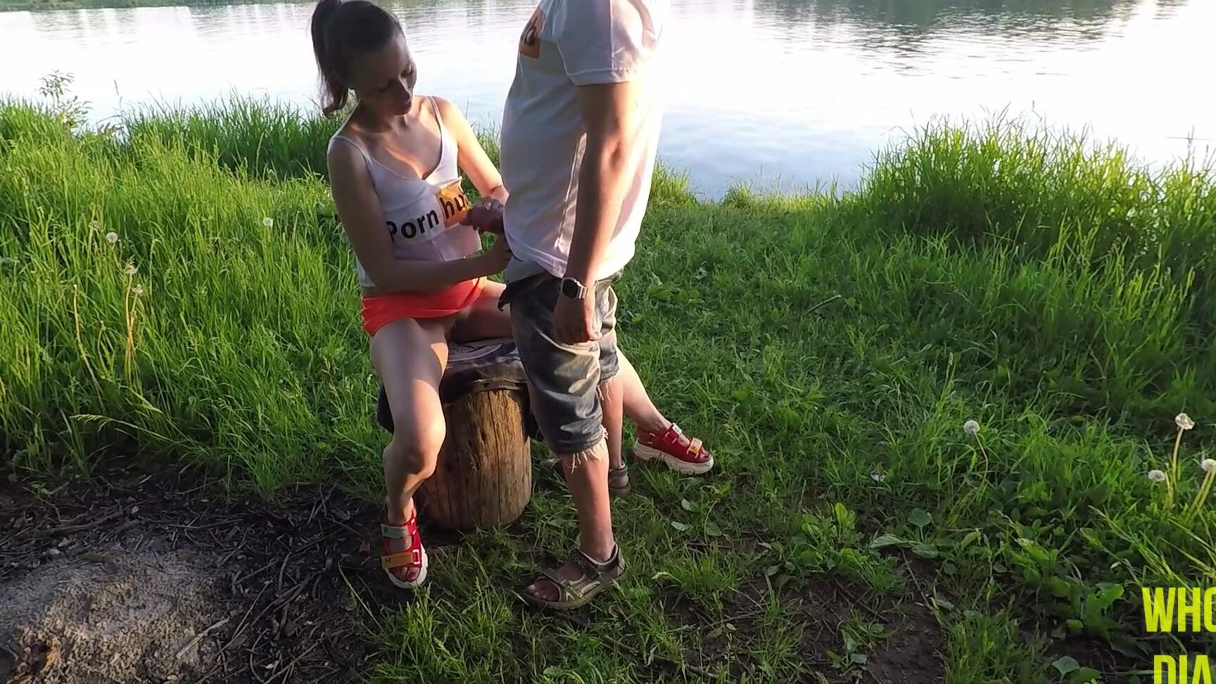 Мастурбирует На Открытом Воздухе Сперма На Юбке Изменяющей Подруги Pornhub Com