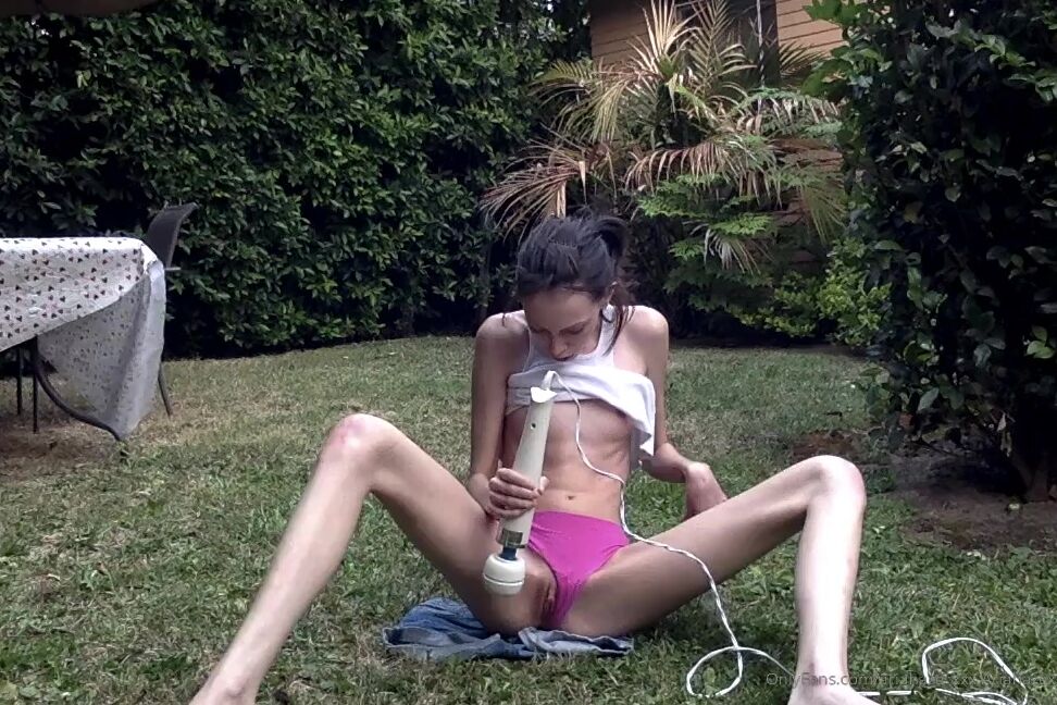 Ariahazex Watch As I Make My Self Squirt While Playing In The Garden