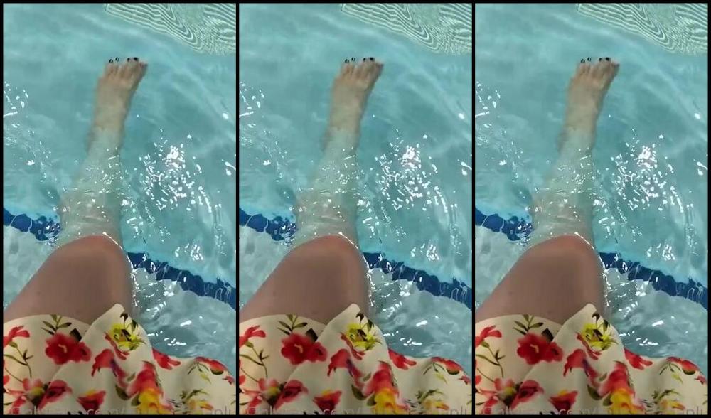 Missarcanaplus Nicknamed Missarcanaplus Onlyfans Heres A Little Something I Made For You Guys At My Gym There Is A Huuuge Hot Tub In The Ladies L 1