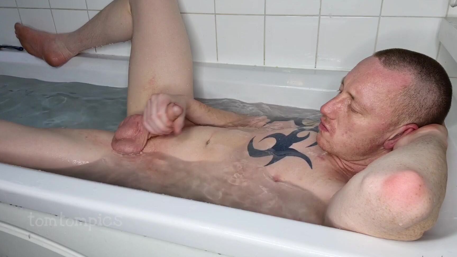 Tomtompics Relaxing Soak And Wank In The Bath With Me Tasting Some Of My Own Cum At The End