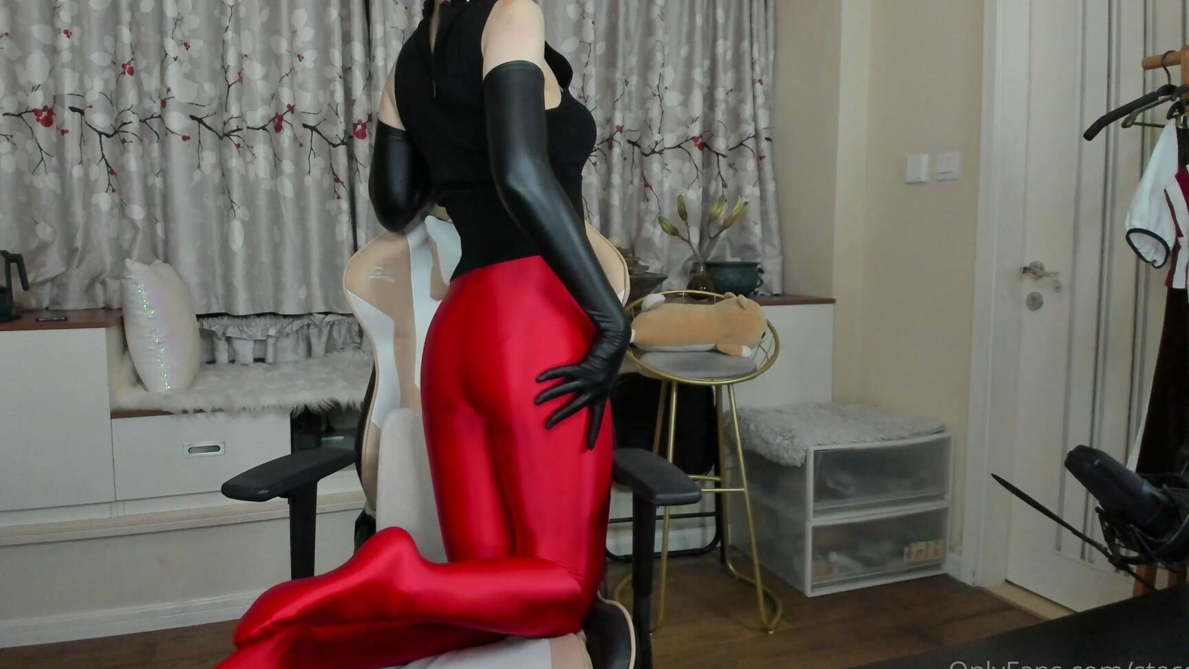 staceyxixi 19 09 2021 2224985961 4k video is coming leggings elbow gloves tight feet shinning Onlyfans