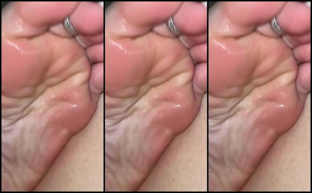 Waifu Jess Nicknamed Waifufeetmilkog Onlyfans Close Up Of My Soaking Soles